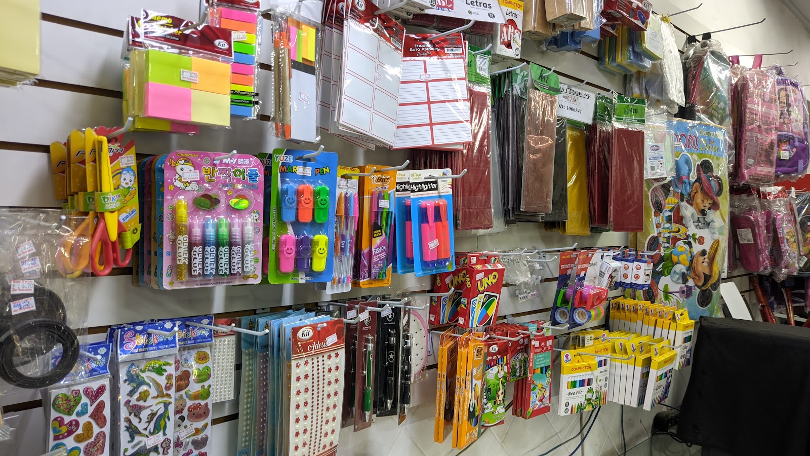 Produtos de papelaria e utilidades no Bazar D'Ouro Da Taquara